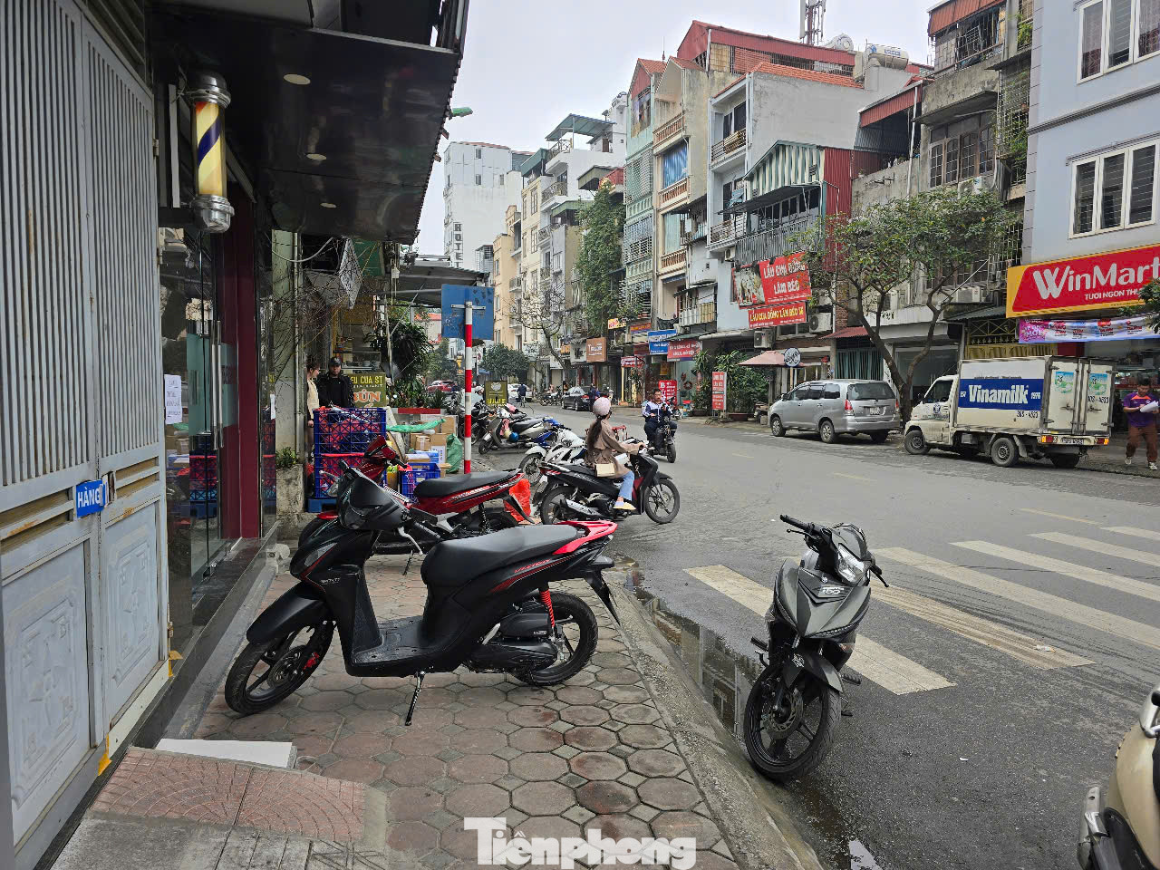 Đại diện UBND phường Nhân Chính (quận Thanh Xuân) cho biết, Ban chỉ đạo 197 thường xuyên bố trí lực lượng kiểm tra, xử lý tình trạng lấn chiếm lòng đường, vỉa hè. Tuy nhiên, khi thấy bóng lực lượng chức năng thì họ dẹp, vừa khuất bóng lực lượng chức năng thì hàng quán lại bày ra vỉa hè.