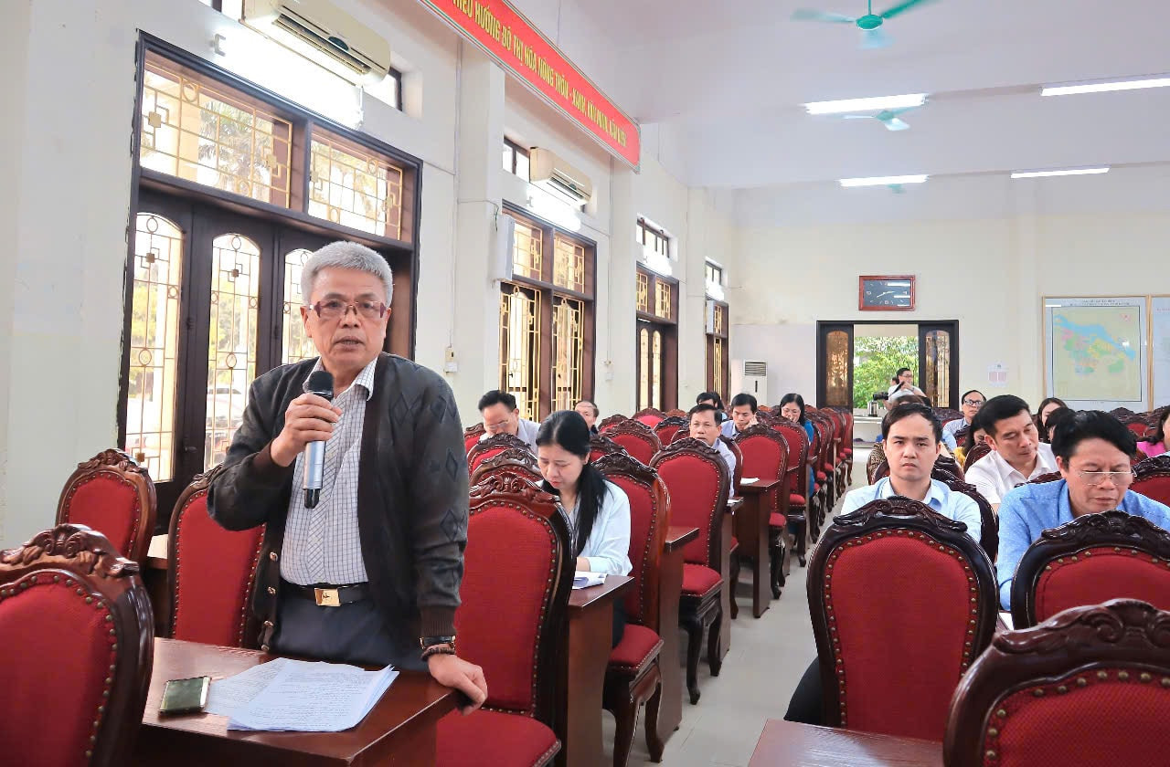 Cử tri Trần Đình Hoàn nêu ý kiến tại buổi tiếp xúc cử tri chiều ngày 10/4.