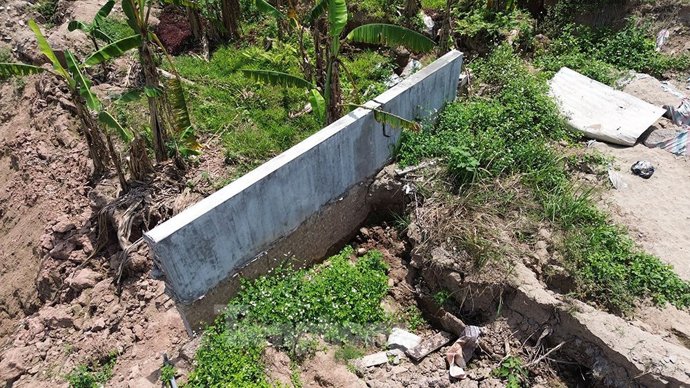 UBND TP. Hà Nội giao UBND quận Long Biên chủ trì, phối hợp với các đơn vị liên quan thực hiện việc cảnh báo, hạn chế người dân qua lại tại khu vực sự cố sạt lở; thực hiện các biện pháp đảm bảo an toàn theo phương châm 4 tại chỗ.