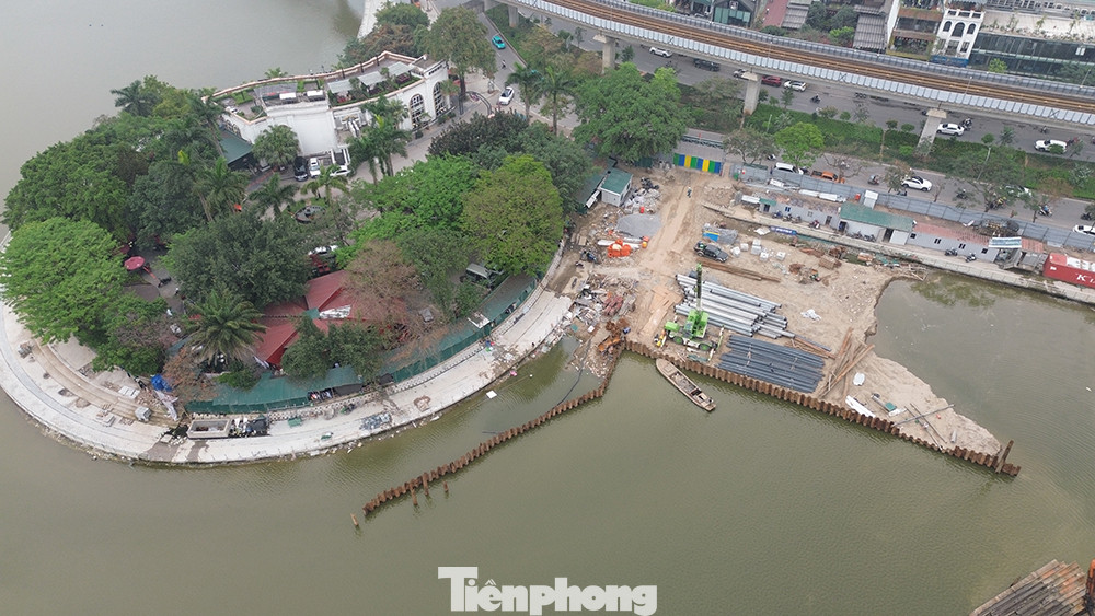 Dự án cải tạo hồ Hoàng Cầu gồm các hạng mục chính như: Làm lại toàn bộ vỉa hè xung quanh hồ; nâng cấp đường dạo; thay thế lan can; trồng mới, thay thế một số cây xanh bóng mát; thay hệ thống chiếu sáng. Trong ảnh: Khu vực đặt sân khấu biểu diễn, giới thiệu các sản phẩm OCOP.