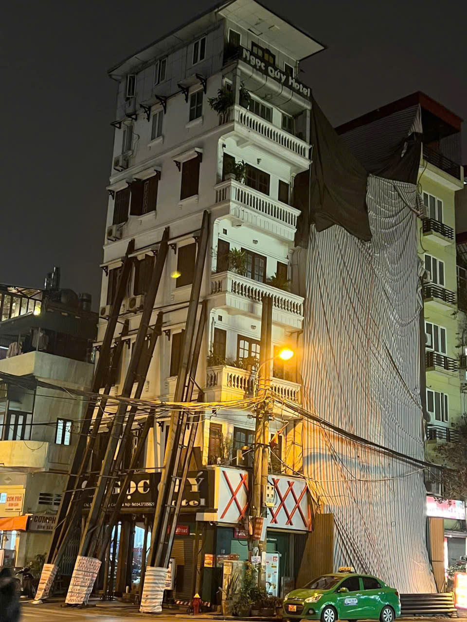 Chiều ngày 8/4, ông Nguyễn Cảnh Quang, Chủ tịch UBND phường Văn Miếu - Quốc Tử Giám cho biết, hiện tại UBND phường đang làm việc với các bên liên quan. Đồng thời, hướng dẫn các chủ nhà triển khai các biện pháp gia cố đảm bảo an toàn căn nhà và người tham gia giao thông.