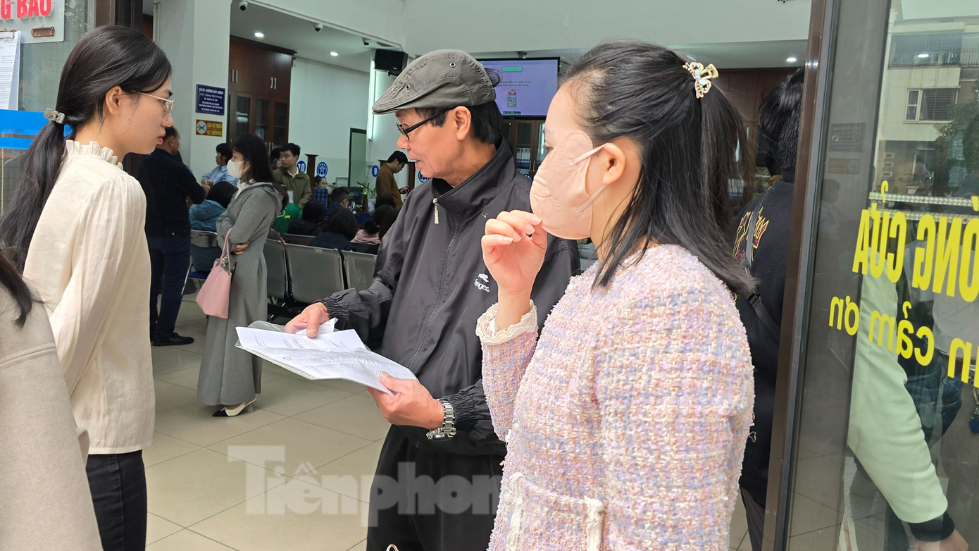 Đại diện UBND quận Hà Đông cho biết, hiện tại mới chỉ có một số thủ tục hành chính có thể thực hiện online. Do đó, nhiều thủ tục hành chính, đặc biệt là đất đai thì người dân vẫn phải trực tiếp đến các Chi nhánh Trung tâm phục vụ hành chính công để thực hiện.