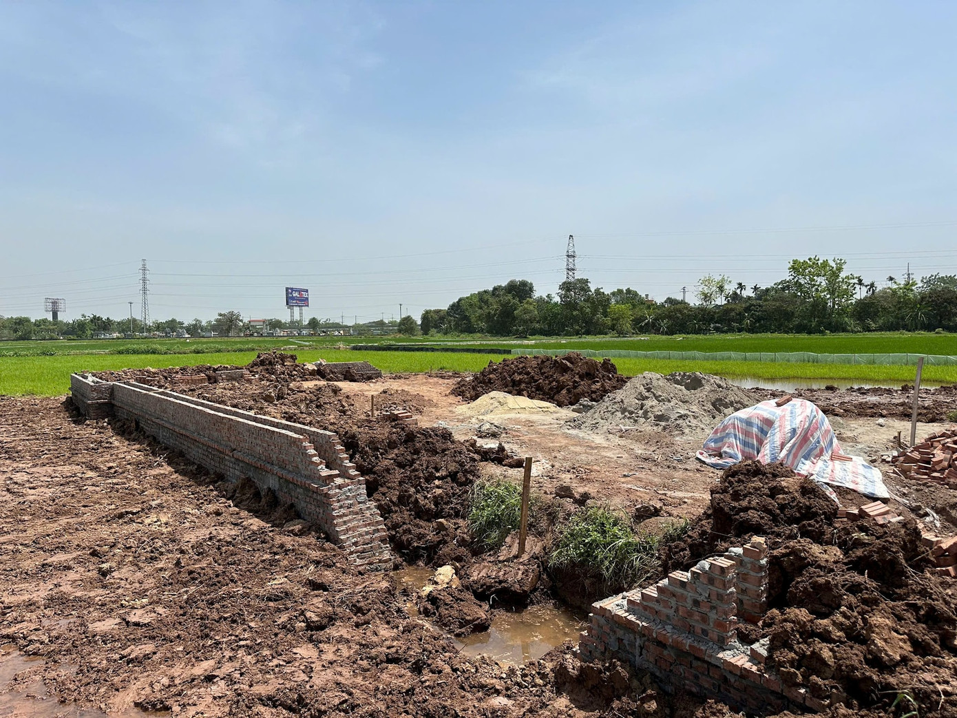 Một khu đất nông nghiệp xây dựng trái phép tại thị trấn Phú Xuyên. Một khu đất nông nghiệp xây dựng trái phép tại thị trấn Phú Xuyên.