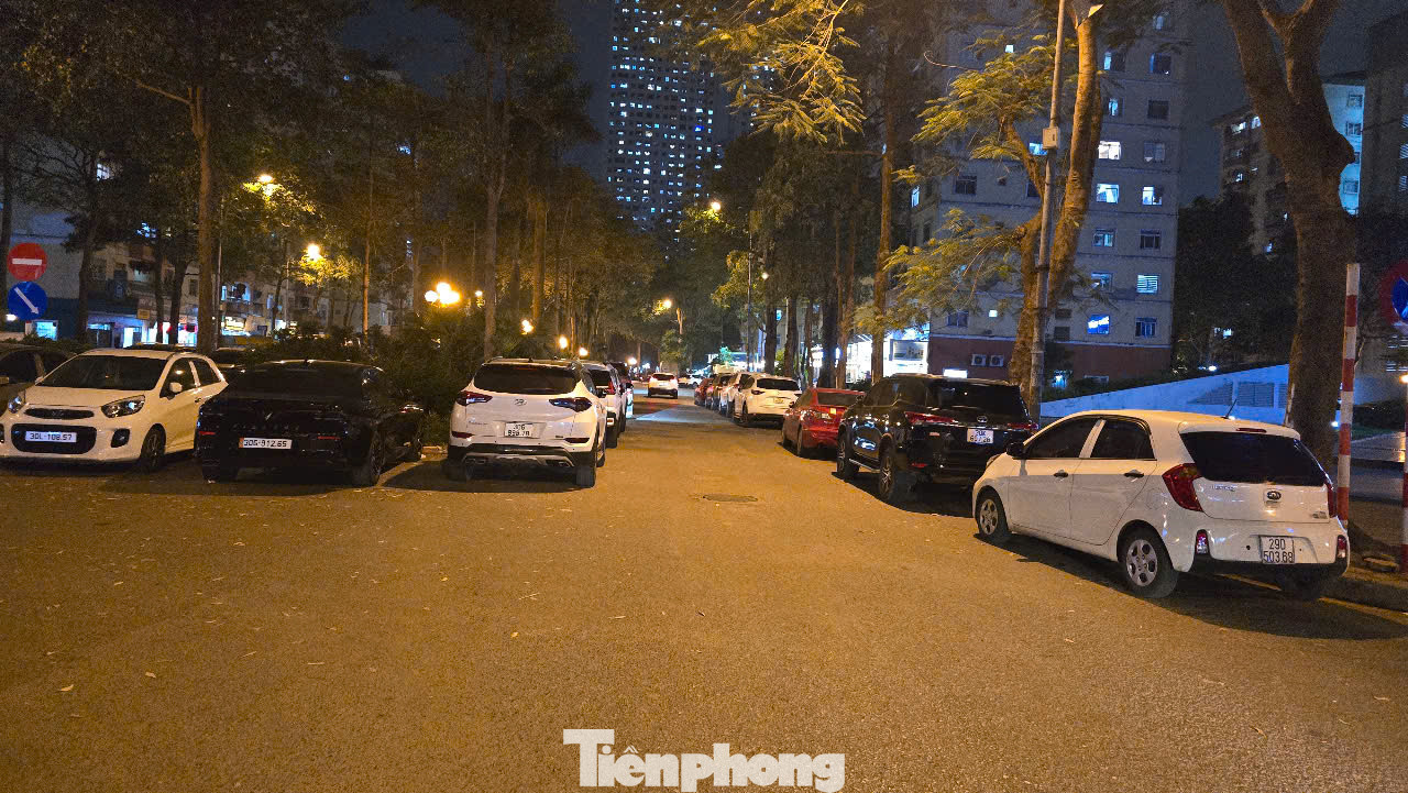 Lòng đường tại Khu đô thị Linh Đàm (phường Hoàng Liệt, quận Hoàng Mai) từ lâu đã biến thành bãi xe. Ông Nguyễn Mạnh Hà, Tổ Thanh tra xây dựng phường Hoàng Liệt cho biết, do dân số khu vực này lên tới 5 vạn người trong khi hầu hết các tòa chung cư không có hầm đỗ xe nên người dân đành để ngoài đường. Chính quyền dù có xử lý cũng chỉ được 1-2 hôm rồi "đâu lại vào đấy".