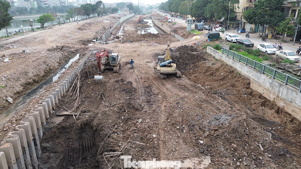 Vị đại diện này cũng cho biết, thời gian qua đơn vị thi công tập trung thi công hạng mục lòng kênh La Khê, hiện đã đạt 80% khối lượng. Nếu những ngày tới không mưa, thời tiết thuận lợi cho thi công thì hạng mục này sẽ hoàn thành trước ngày 15/5 sẽ hoàn thành. Vị đại diện này cũng cho biết, thời gian qua đơn vị thi công tập trung thi công hạng mục lòng kênh La Khê, hiện đã đạt 80% khối lượng. Nếu những ngày tới không mưa, thời tiết thuận lợi cho thi công thì hạng mục này sẽ hoàn thành trước ngày 15/5 sẽ hoàn thành.