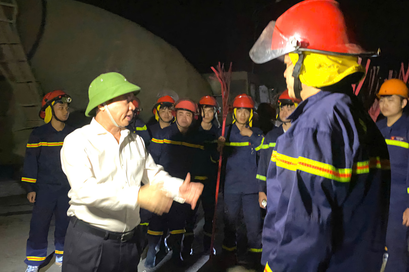 Bí thư Tỉnh ủy, Chủ tịch UBND tỉnh Hà Nam Trương Quốc Huy chỉ đạo, động viên lực lượng tham gia khắc phục vụ cháy rừng. Bí thư Tỉnh ủy, Chủ tịch UBND tỉnh Hà Nam Trương Quốc Huy chỉ đạo, động viên lực lượng tham gia khắc phục vụ cháy rừng.