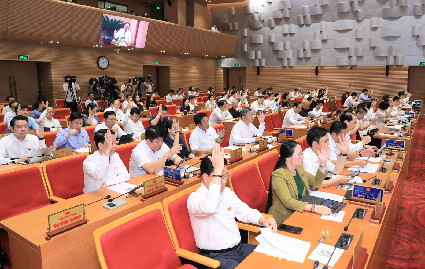 Các đại biểu biểu quyết thông qua phương án sắp xếp đơn vị hành chính cấp xã Các đại biểu biểu quyết thông qua phương án sắp xếp đơn vị hành chính cấp xã