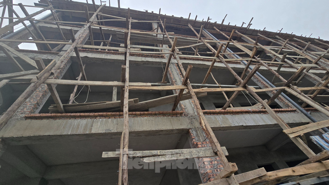 Trao đổi với PV Tiền Phong, đại diện Trường THPT Đặng Thai Mai cho biết, trường được xây dựng và đi vào hoạt động từ năm 2004- 2005 gồm 2 dãy nhà cấp 4. Diện tích đất xây trường từ nhiều nguồn khác nhau, trong đó có đất thổ cư, đất công ích.