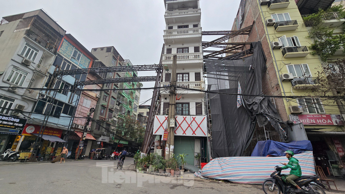 UBND phường Văn Miếu - Quốc Tử Giám cho biết, nhà số 48 Trần Quý Cáp chuẩn bị xây mới. Để đảm bảo an toàn cho nhà số 50, trước khi làm móng, họ dựng các cột sắt để gia cố.