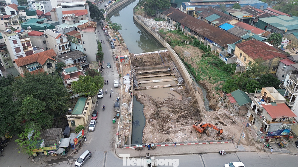 Về giải phóng mặt bằng, đến nay toàn tuyến còn gần 20 hộ chưa bàn giao mặt bằng để thực hiện dự án vì nhiều lý do. Trong đó, có trường hợp đơn thân bệnh nặng; hoặc gia đình có người mới mất... Về giải phóng mặt bằng, đến nay toàn tuyến còn gần 20 hộ chưa bàn giao mặt bằng để thực hiện dự án vì nhiều lý do. Trong đó, có trường hợp đơn thân bệnh nặng; hoặc gia đình có người mới mất...