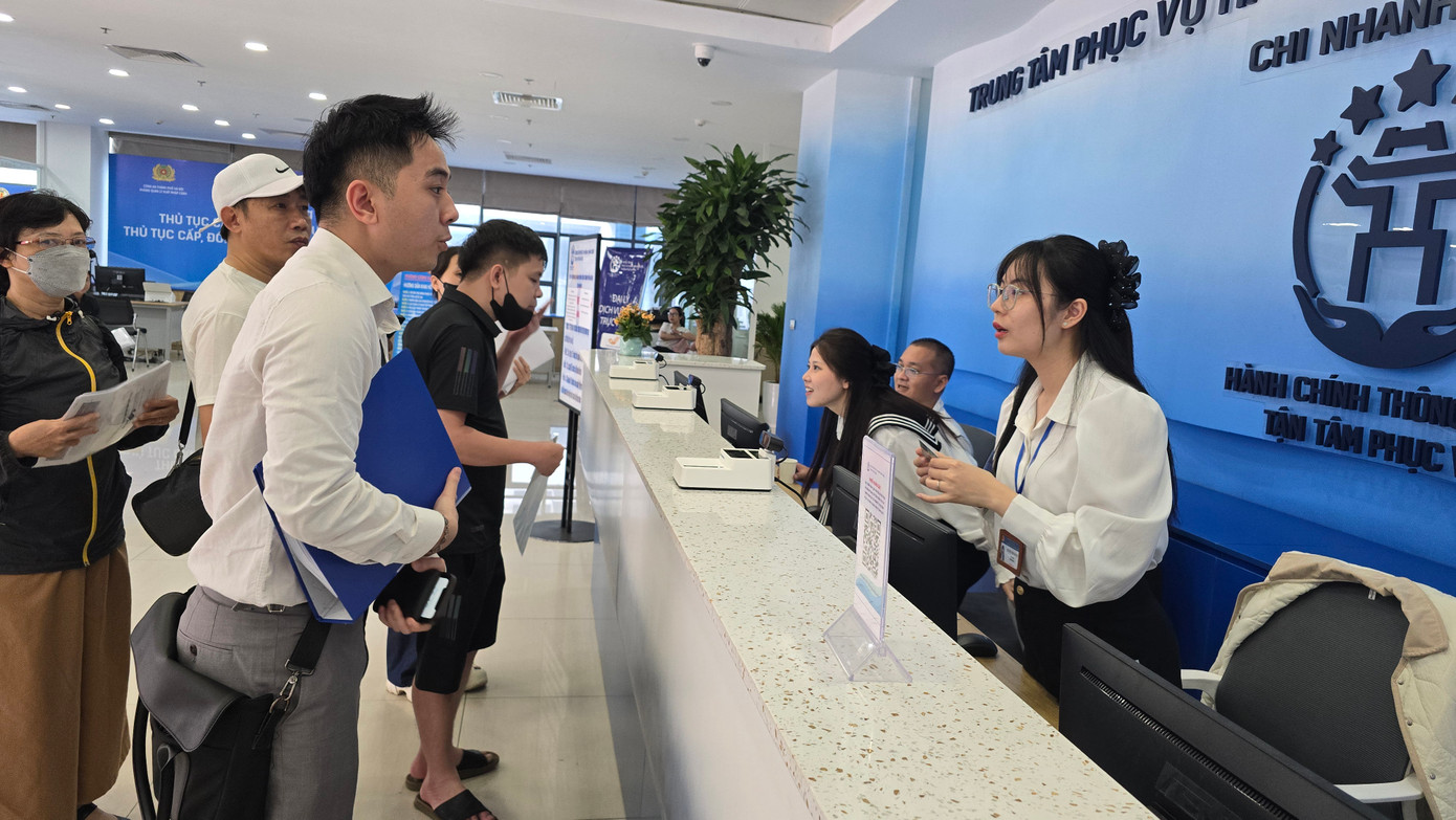 Vị đại diện Chi nhánh số 01 cũng cho biết phần lớn người dân đến thực hiện thủ tục hành chính về đất đai do một số thủ tục liên quan vẫn phải thực hiện trực tiếp. Ví như ngân hàng chưa chấp nhận Giấy chứng nhận Quyền sử dụng đất bản điện tử...