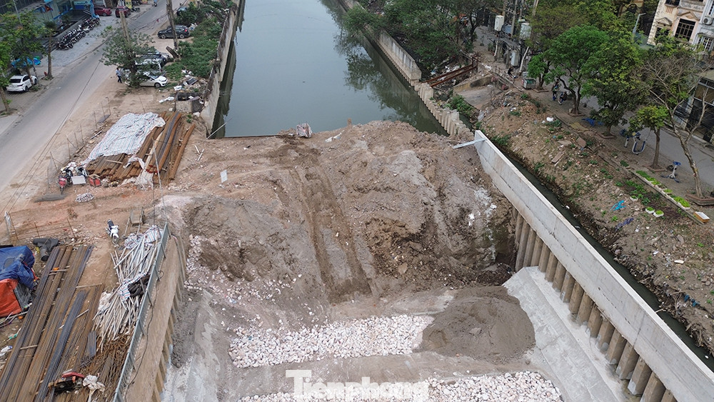 "Chúng tôi đang tập trung máy móc, con người thi công "3 ca, 4 kíp" để đẩy nhanh tiến độ hạng mục lòng kênh La Khê nhằm tiêu nước trong mùa mưa bão", vị đại diện chia sẻ. "Chúng tôi đang tập trung máy móc, con người thi công "3 ca, 4 kíp" để đẩy nhanh tiến độ hạng mục lòng kênh La Khê nhằm tiêu nước trong mùa mưa bão", vị đại diện chia sẻ.