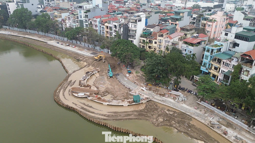 Hồ Hoàng Cầu có diện tích khoảng 12,5ha, chiều dài kè hồ 1.900m ở quận Đống Đa và quận Ba Đình. Trong đó, ranh giới quận Đống Đa là 1.550m, quận Ba Đình 350m.