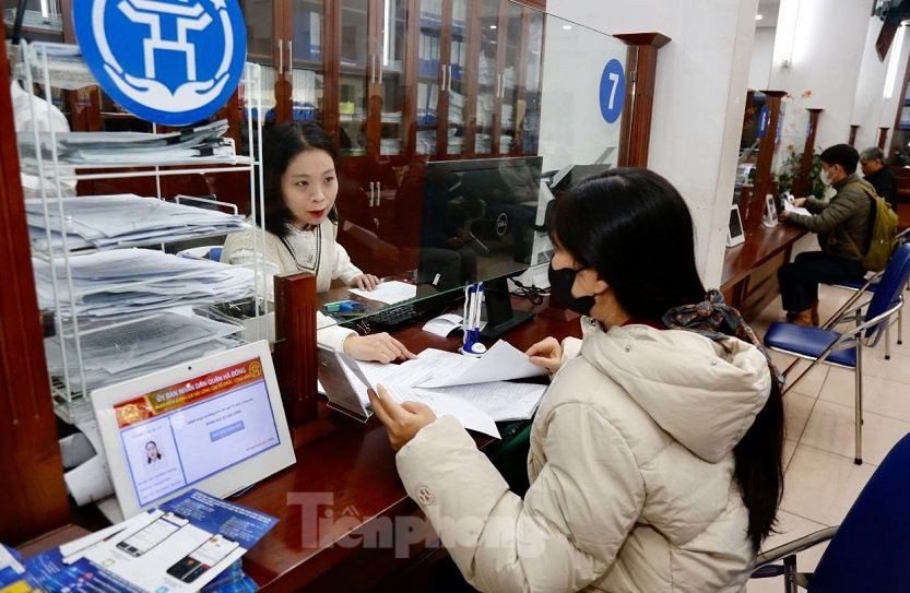 Do số lượng hồ sơ quá tải, Chi nhánh trung tâm số 2 đã phải bố trí cán bộ làm thêm giờ, kể cả ngày thứ bảy và chủ nhật để đảm bảo thời gian giải quyết hồ sơ theo đúng thủ tục hành chính.