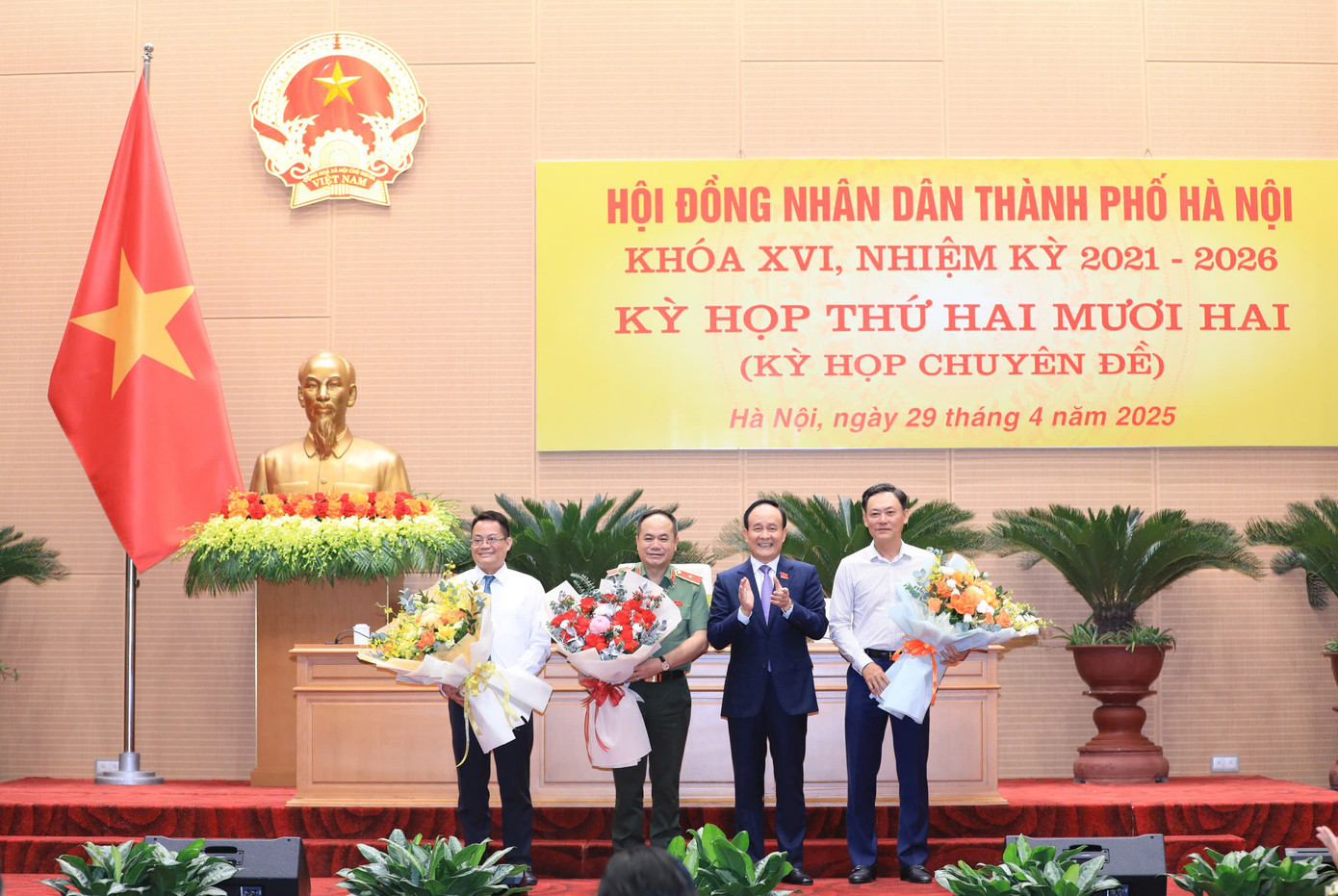 Chủ tịch HĐND TP. Hà Nội Nguyễn Ngọc Tuấn chúc mừng Thiếu tướng Nguyễn Thanh Tùng (thứ 2 từ trái sang) Chủ tịch HĐND TP. Hà Nội Nguyễn Ngọc Tuấn chúc mừng Thiếu tướng Nguyễn Thanh Tùng (thứ 2 từ trái sang)