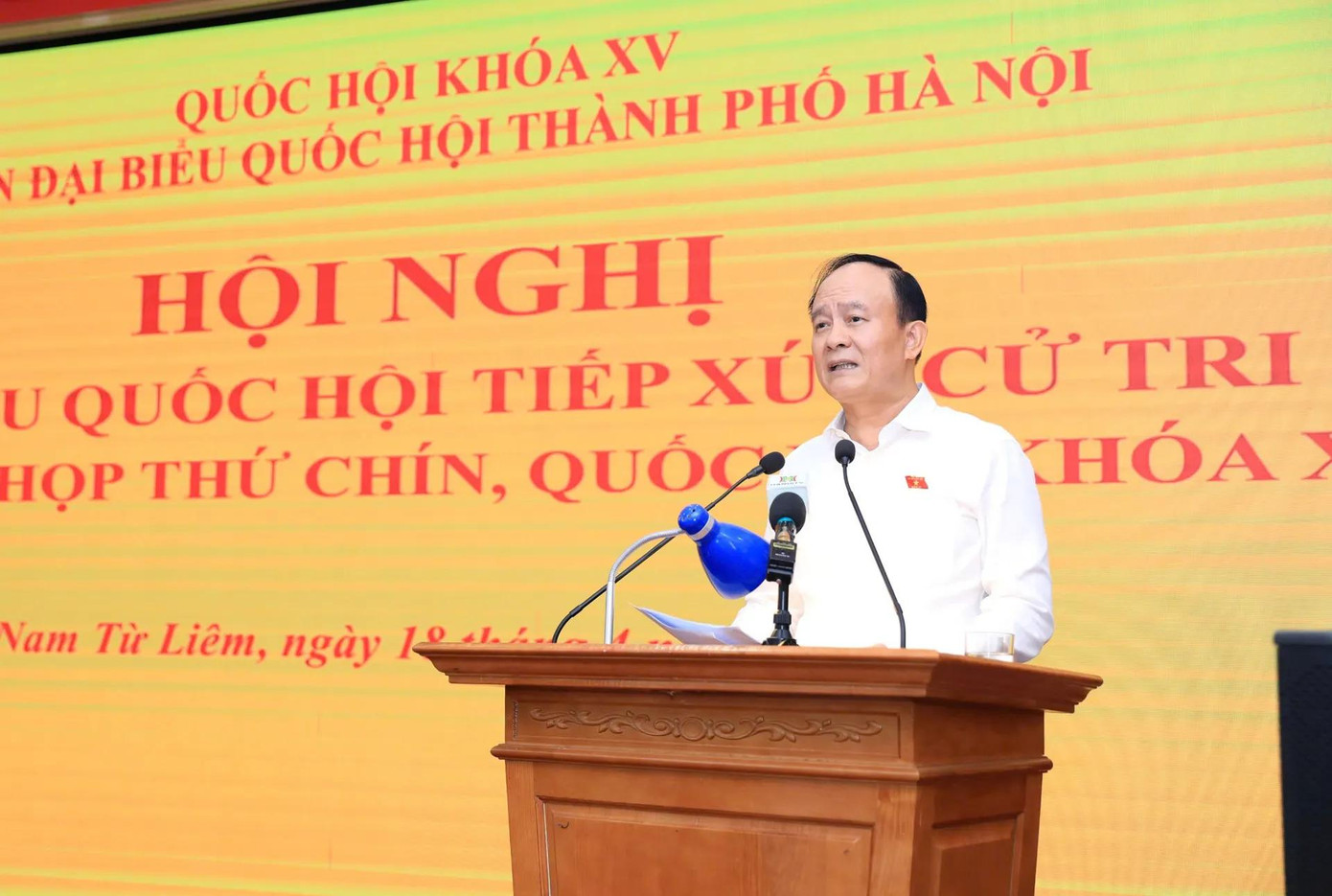 Phó Bí thư Nguyễn Ngọc Tuấn thông tin tại hội nghị Phó Bí thư Nguyễn Ngọc Tuấn thông tin tại hội nghị