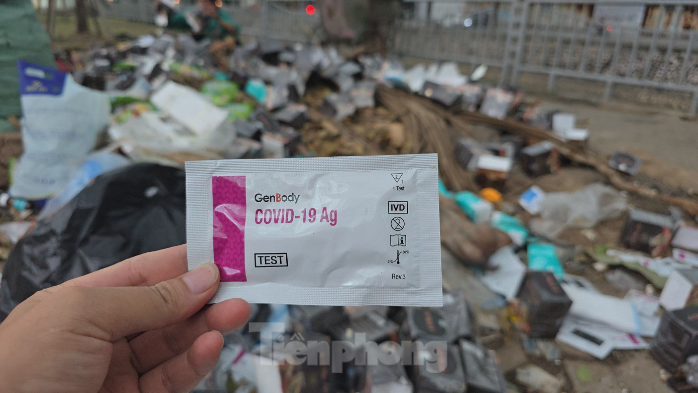 Sản phẩm Kit test Covid-19 bị vứt ở khu vực tập kết rác.