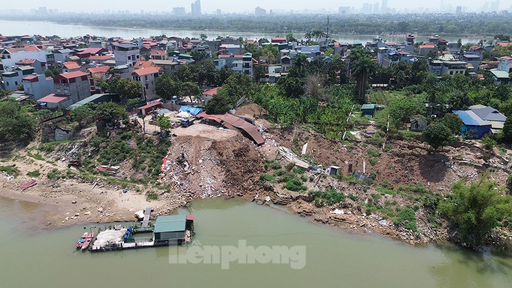 UBND TP. Hà Nội vừa công bố tình huống khẩn cấp sạt lở bờ sông Đuống tương ứng K0+000 đê hữu Đuống, thuộc địa bàn tổ 38 (phường Ngọc Thụy, quận Long Biên).