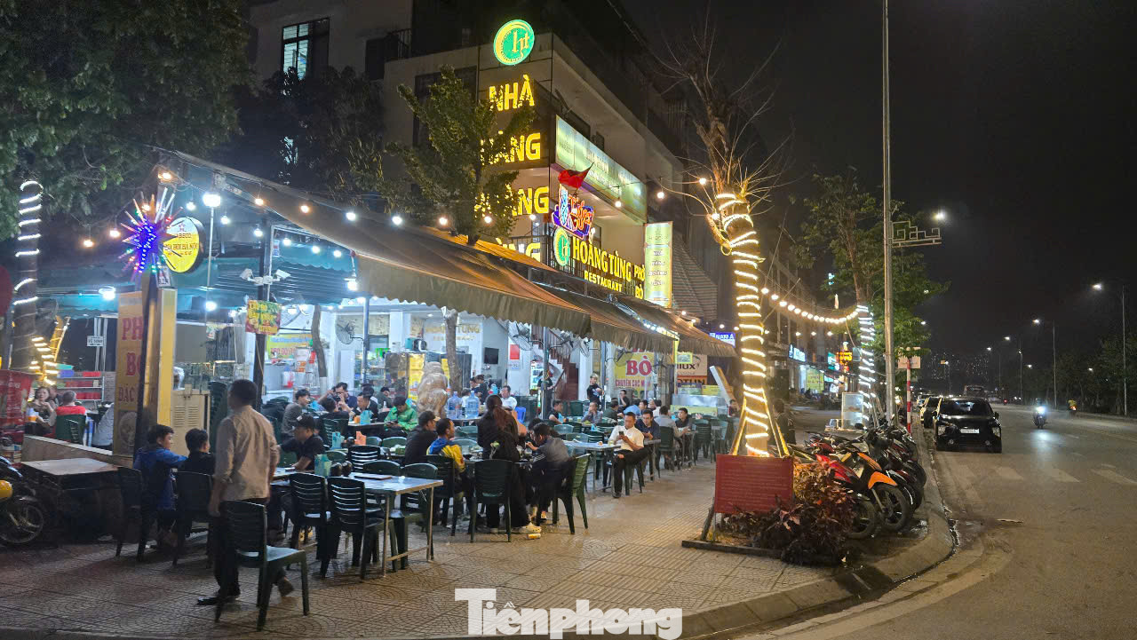 Vỉa hè đoạn khu đô thị Ao Sào, phường Thịnh Liệt (quận Hoàng Mai) bị nhà hàng Hoàng Tùng chiếm dụng bày hàng chục bộ bàn ghế và giữ xe máy phục vụ khách ăn uống.