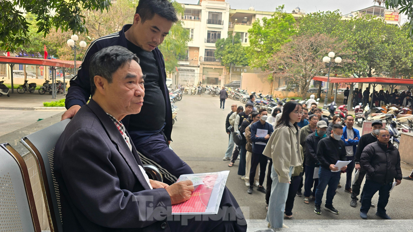 Ông Nguyễn Xuân Trường (trú tại huyện Ứng Hòa) cho biết, nhà ở xa hôm nay ông phải đi từ 6h đến chờ làm thủ tục về đất đai. Từ chiều 2/4, ông đã đến Chi nhánh làm thủ tục nhưng hết ngày vẫn chưa đến lượt, vì thế sáng nay ông được ưu tiên giải quyết trước. Dù vậy, số thứ tự của ông là 41, đến 9h vẫn chưa đến lượt.