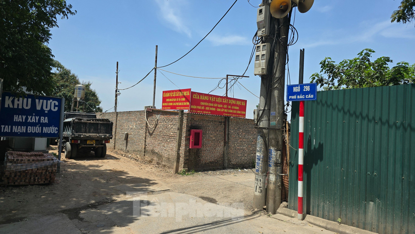 Bên cạnh khu vực sạt lở hiện là bãi vật liệu xây dựng có quy mô khá lớn. Hằng ngày, có hàng chục lượt phương tiện di chuyển vào bãi bốc dỡ hàng.