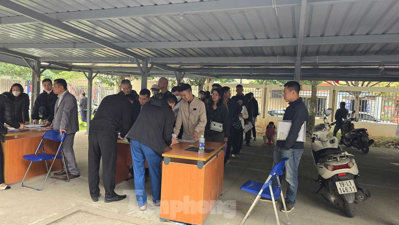 Để hỗ trợ người dân, trước giờ làm việc Chi nhánh đã bố trí 2 cán bộ tiếp đón, hướng dẫn người dân kiểm tra hồ sơ giao dịch. Đồng thời, Trung tâm cũng tổ chức phân loại hồ sơ từ ngoài cửa giúp người dân, cán bộ thuận tiện hơn.