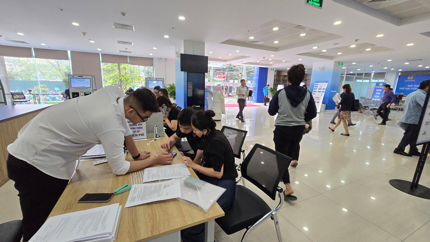 Bên cạnh đó, Trung tâm cũng bố trí cán bộ và 11 luật sư kiểm tra hồ sơ hỗ trợ công dân trước khi thực hiện thủ tục hành chính. Từ đó, giúp cán bộ tiếp nhận xử lý hồ sơ được nhanh chóng, thuận tiện hơn.