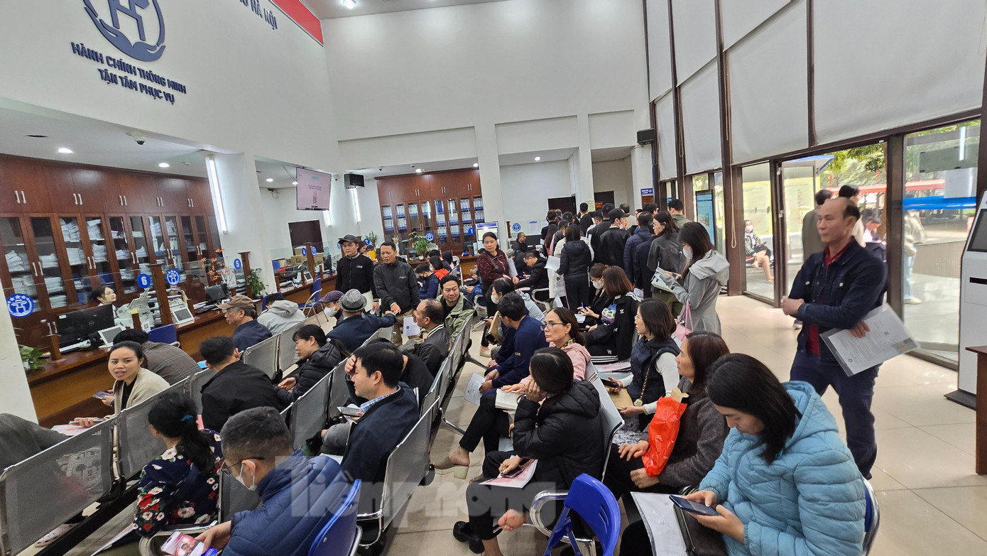 Cũng theo đại diện Chi nhánh số 7, trong số các thủ tục hành chính người dân thực hiện thì 80% là liên quan đến đất đai. Ví như cho tặng, sang nhượng, thừa kế...