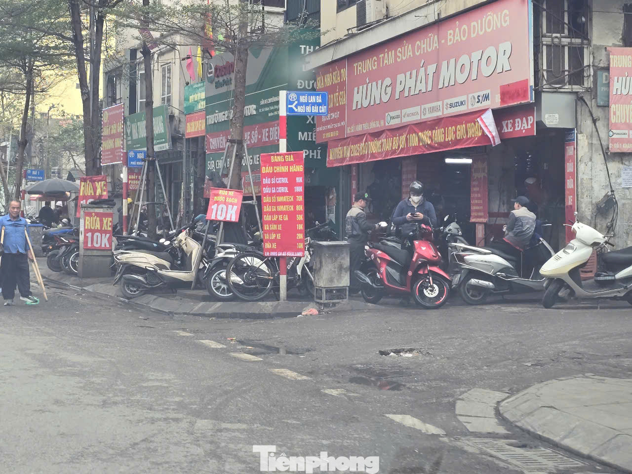 Luật sư Đinh Đức Duy (Đoàn Luật sư TP Hà Nội) cho biết, hành vi buôn bán lấn chiếm vỉa hè lòng đường là vi phạm quy định tại Nghị định 100/2019/NĐ-CP. Hành vi này có thể bị xử phạt vi phạm hành chính cao nhất đến 6 triệu đồng.