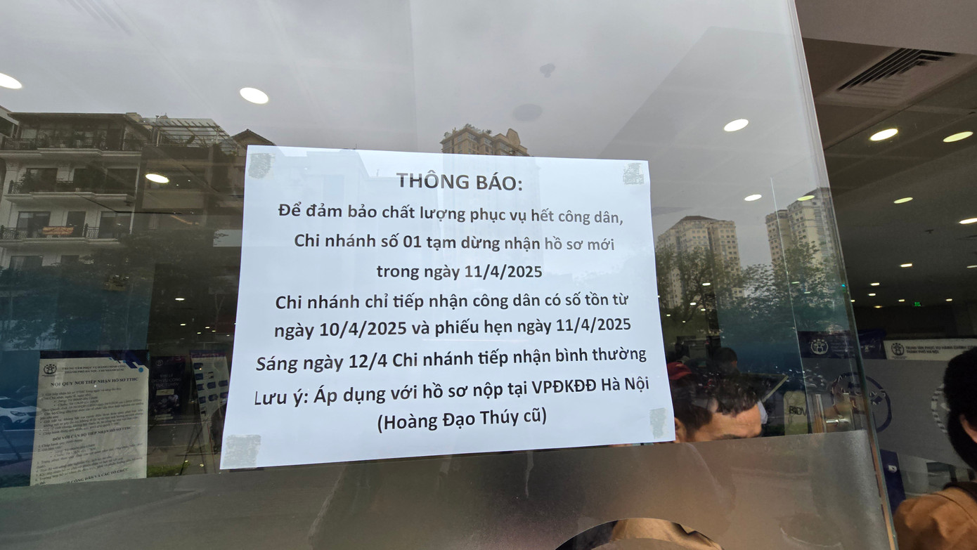 Theo thông báo của Trung tâm phục vụ hành chính công - Chi nhánh 01, Chi nhánh ngừng tiếp nhận hồ sơ mới trong ngày 11/4. "Chi nhánh chỉ tiếp nhận công dân có số tồn từ ngày 10/4 và phiếu hẹn ngày 11/4". Từ sáng 12/4, Chi nhánh tiếp nhận bình thường.