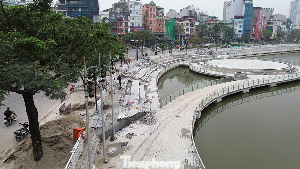 Trước đó, tháng 10/2023, HĐND quận Đống Đa đã phê duyệt chủ trương đầu tư dự án cải tạo đồng bộ hạ tầng kỹ thuật cảnh quan đô thị hồ Hoàng Cầu và giao cho Ban quản lý dự án quận làm chủ đầu tư. Dự án được thực hiện trong giai đoạn 2024-2026.