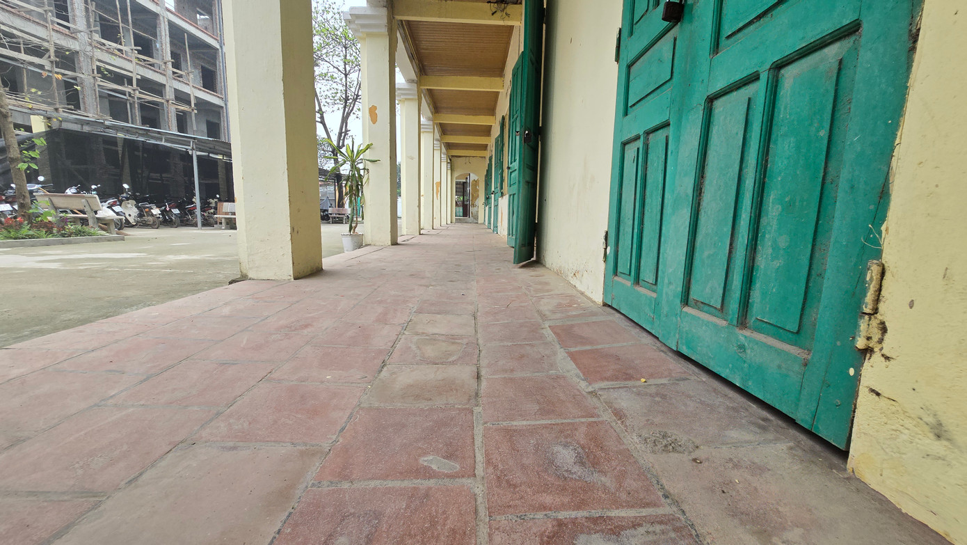 Liên quan đến vụ việc này, Thanh tra huyện Sóc Sơn đã ban hành quyết định thanh tra trách nhiệm của UBND xã Hồng Kỳ và các đơn vị có liên quan trong công tác kiểm tra, thiết lập hồ sơ và xử lý công trình vi phạm tại Trường THPT Đặng Thai Mai. Trong đó, sẽ thanh tra trách nhiệm công vụ với Chủ tịch UBND xã Hồng Kỳ và Đội trưởng Đội quản lý trật tự xây dựng đô thị huyện (ảnh: Phòng học cấp 4 hiện đang sụt lún).