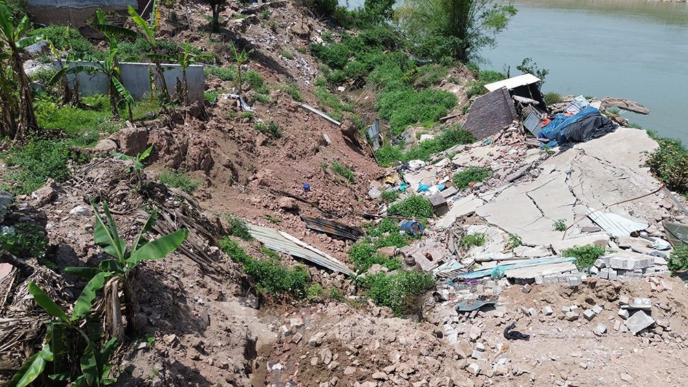 Theo UBND TP. Hà Nội, cung sạt khoảng 120m theo phương thẳng đứng và ăn sâu vào bãi khoảng 50m, làm cho 1 lán tạm, xe cải tiến và một số công cụ phục vụ sản xuất và sinh hoạt của nhà dân bị sạt xuống sông.