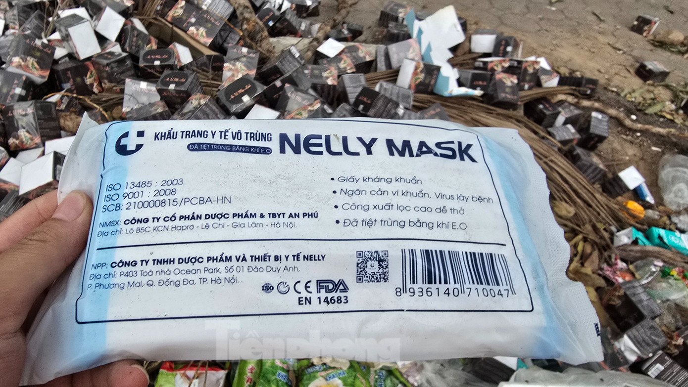 UBND phường Phương Liệt (quận Thanh Xuân) cho biết, đã nắm được thông tin vụ việc. Hiện phường đang phối hợp với đơn vị thu gom rác xử lý rác thải y tế bị vứt bỏ ở nơi tập kết rác trên đường Nguyễn Lân (ảnh: Khẩu trang y tế cũng được vứt bỏ tại bãi rác).