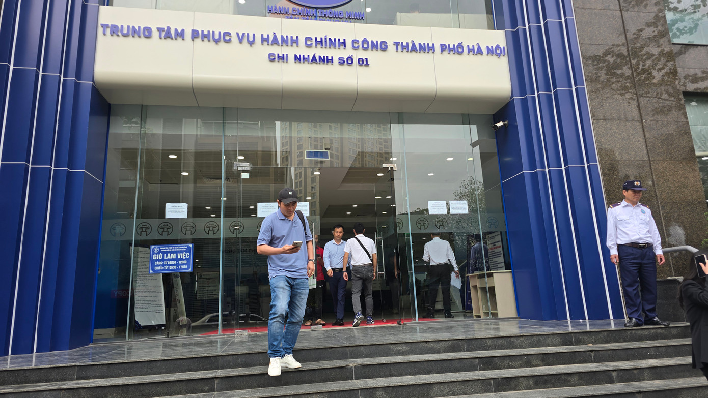 Công dân đến thực hiện thủ tục hành chính tại Chi nhánh số 01.