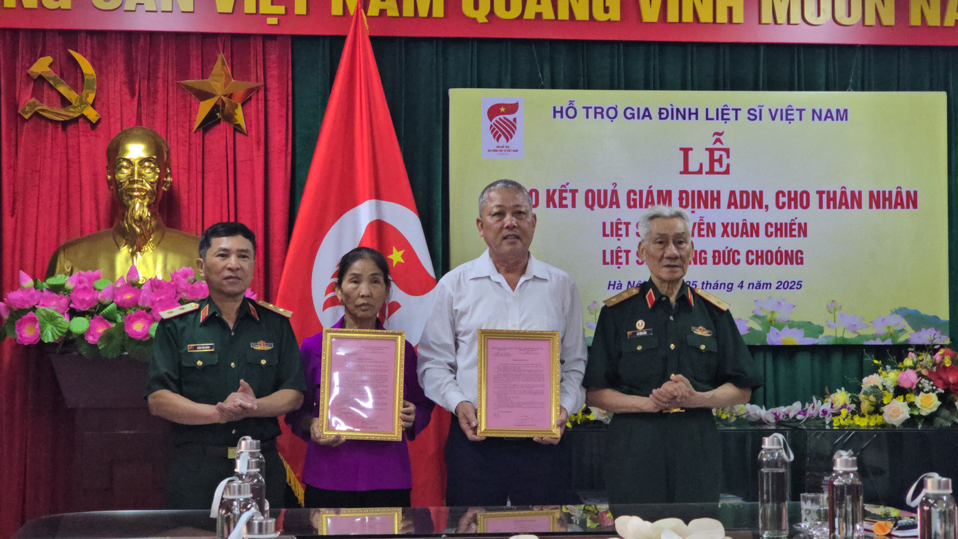 Đại diện Hội Hỗ trợ gia đình liệt sĩ Việt Nam trao kết quả giám định ADN cho thân nhân liệt sĩ