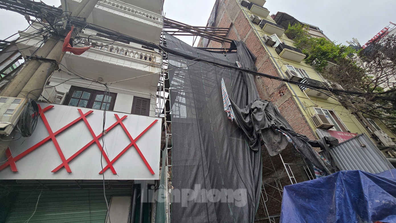 Đồng quan điểm, anh Nguyễn Văn Tuấn (Đoàn Luật sư TP Hà Nội) cho rằng, việc để khung thép vắt ngang đường rất gần đường điện cần kiểm tra cẩn thận, tránh gây nguy hiểm cho người dân.