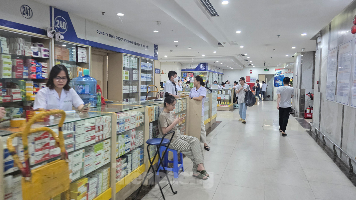 Cơ quan Cảnh sát điều tra, Công an tỉnh Thanh Hóa vừa phát hiện một loạt đường dây làm thuốc giả tại các tỉnh, thành phố khiến dư luận hoang mang. Ghi nhận của phóng viên ngày 23/4, một số cơ sở y tế đã đóng cửa, hoặc giảm hoạt động nhằm tránh sự kiểm tra của cơ quan chức năng trong đó có chợ thuốc Hapu. Cơ quan Cảnh sát điều tra, Công an tỉnh Thanh Hóa vừa phát hiện một loạt đường dây làm thuốc giả tại các tỉnh, thành phố khiến dư luận hoang mang. Ghi nhận của phóng viên ngày 23/4, một số cơ sở y tế đã đóng cửa, hoặc giảm hoạt động nhằm tránh sự kiểm tra của cơ quan chức năng trong đó có chợ thuốc Hapu.