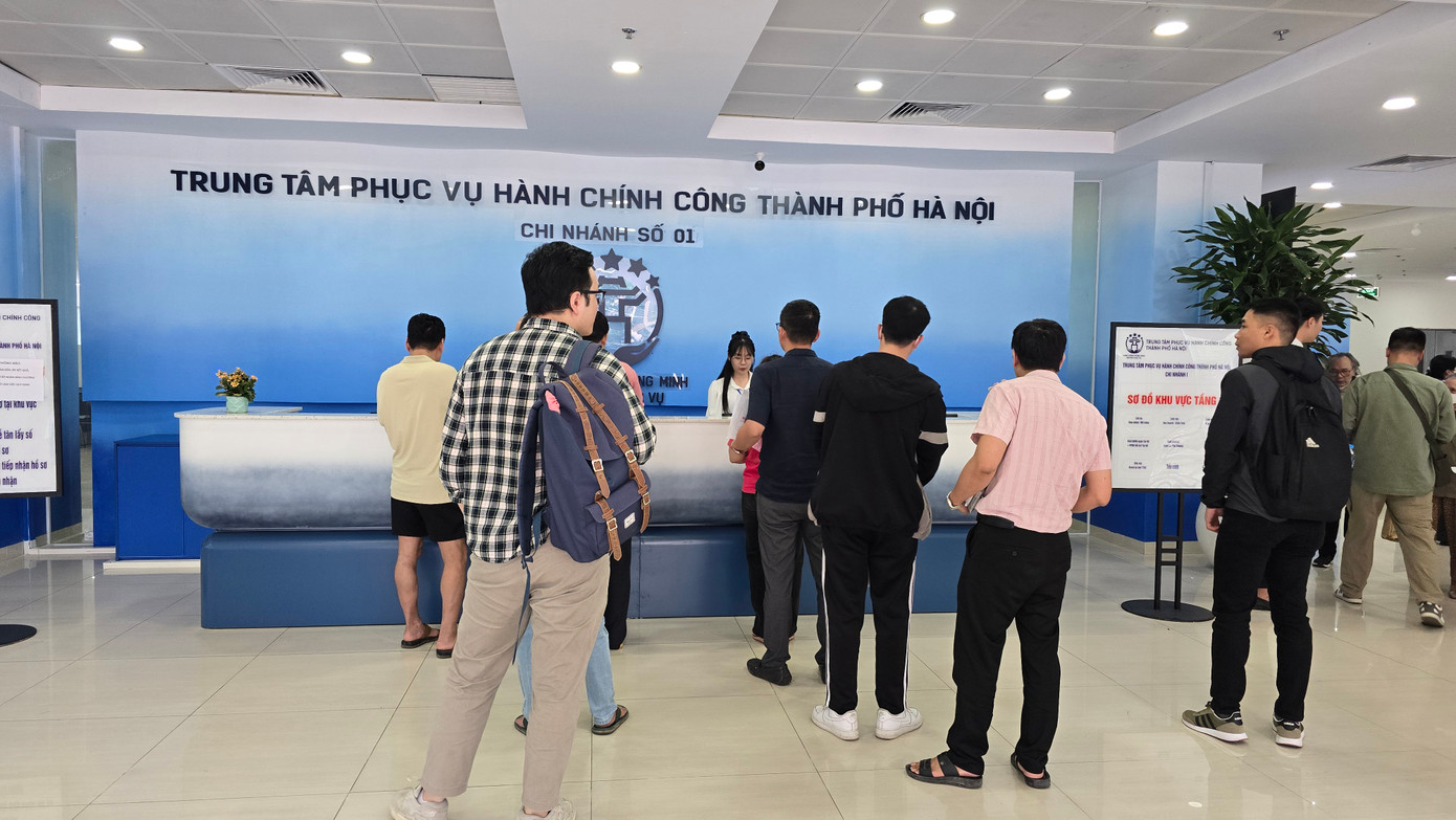 Anh Nguyễn Văn Thắng, trú tại quận Tây Hồ cho biết sáng nay anh đến Chi nhánh thực hiện Thủ tục hành chính về đất đai. Tuy nhiên, do đến thời điểm sáng sớm nên Chi nhánh số 01 không phát số mới. Anh phải đi về và dự kiến sáng ngày 12/4 quay lại.