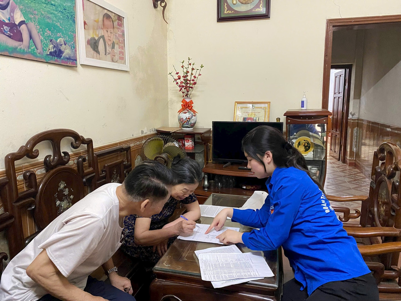 Các địa phương trên địa bàn Hà Nội lấy ý kiến nhân dân về phương án sắp xếp đơn vị hành chính cấp xã và tên gọi đơn vị hành chính mới. Các địa phương trên địa bàn Hà Nội lấy ý kiến nhân dân về phương án sắp xếp đơn vị hành chính cấp xã và tên gọi đơn vị hành chính mới.