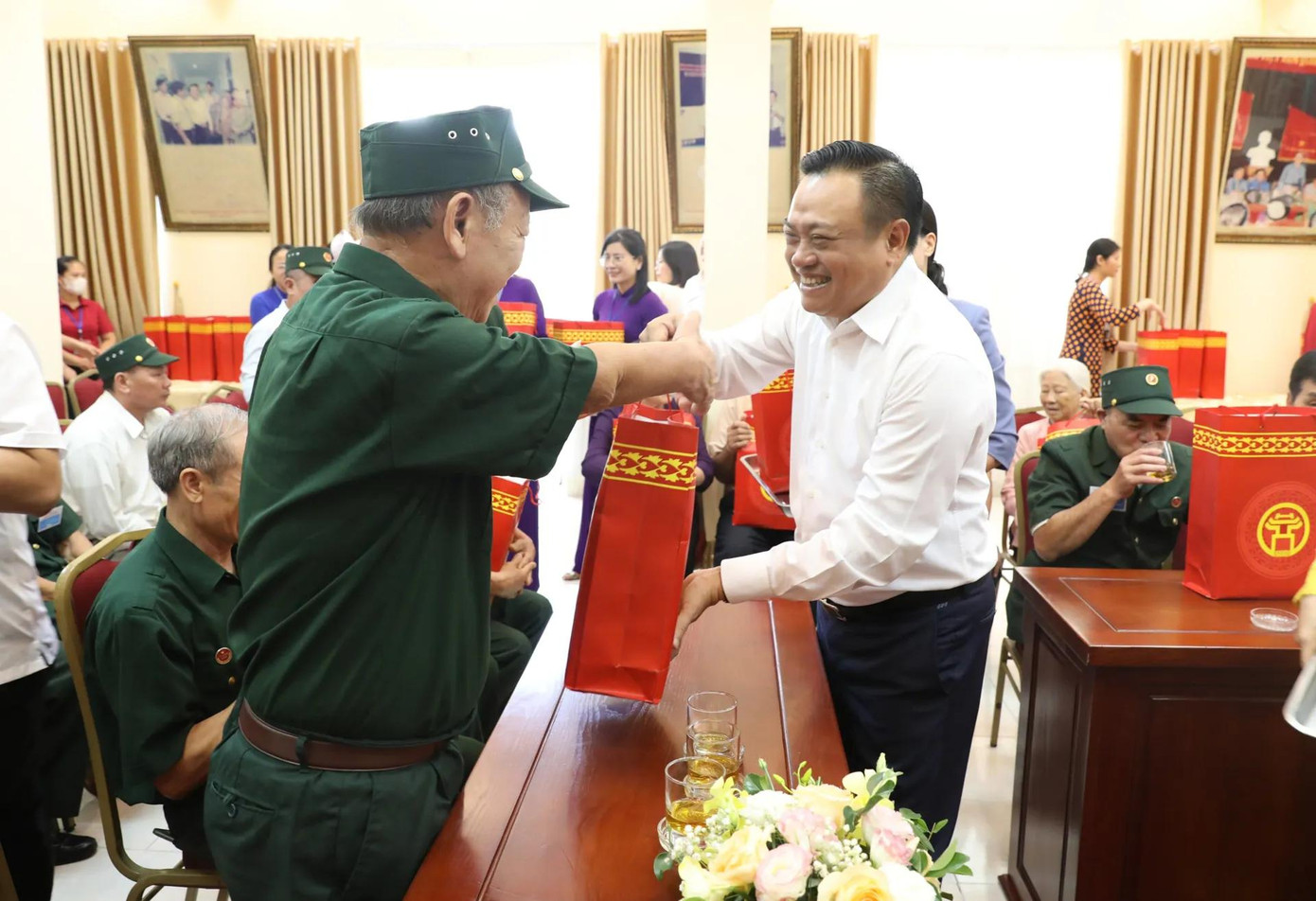 Thành phố Hà Nội chi 1.215 tỷ đồng để thực hiện chính sách hỗ trợ đặc thù đối với người có công và thân nhân người có công.