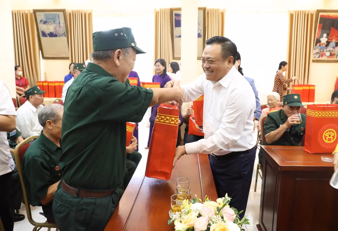 Thành phố Hà Nội chi 1.215 tỷ đồng để thực hiện chính sách hỗ trợ đặc thù đối với người có công và thân nhân người có công.