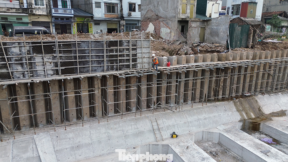 Hiện nay, Chủ đầu tư đang phối hợp với chính quyền địa phương vận động các hộ còn lại bàn giao mặt bằng để thi công dự án (ảnh: Công nhân thi công dự án) Hiện nay, Chủ đầu tư đang phối hợp với chính quyền địa phương vận động các hộ còn lại bàn giao mặt bằng để thi công dự án (ảnh: Công nhân thi công dự án)