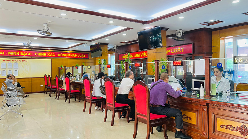 Công dân thực hiện thủ tục hành chính tại các đơn vị thuộc huyện Đông Anh Công dân thực hiện thủ tục hành chính tại các đơn vị thuộc huyện Đông Anh