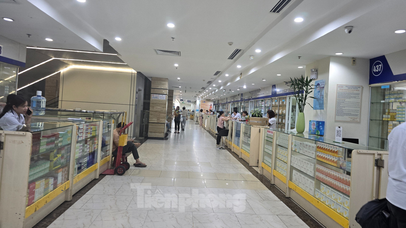 Có rất ít khách hàng đến tìm hiểu thông tin, giao dịch tại chợ thuốc Hapu. Có rất ít khách hàng đến tìm hiểu thông tin, giao dịch tại chợ thuốc Hapu.