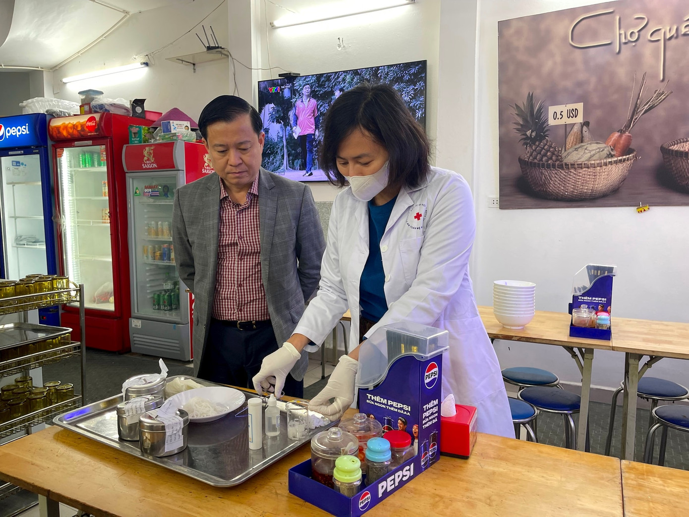 Đoàn liên ngành về ATTP quận Tây Hồ (Hà Nội) thực hiện test nhanh mẫu thực phẩm khi kiểm tra cơ sở kinh doanh thực phẩm. Đoàn liên ngành về ATTP quận Tây Hồ (Hà Nội) thực hiện test nhanh mẫu thực phẩm khi kiểm tra cơ sở kinh doanh thực phẩm.