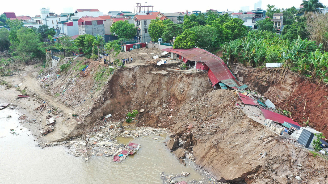 Ông Hoàng Văn Lực - Chủ tịch UBND phường Ngọc Thụy cho biết, diễn biến sạt lở bờ sông đã diễn ra rất nhanh và mạnh sau cơn bão số 3 (bão Yagi) năm 2024. Cung sạt cách khu vực nhà dân khoảng 35m. Ảnh: Sạt lở từ sau cơn bão số 3