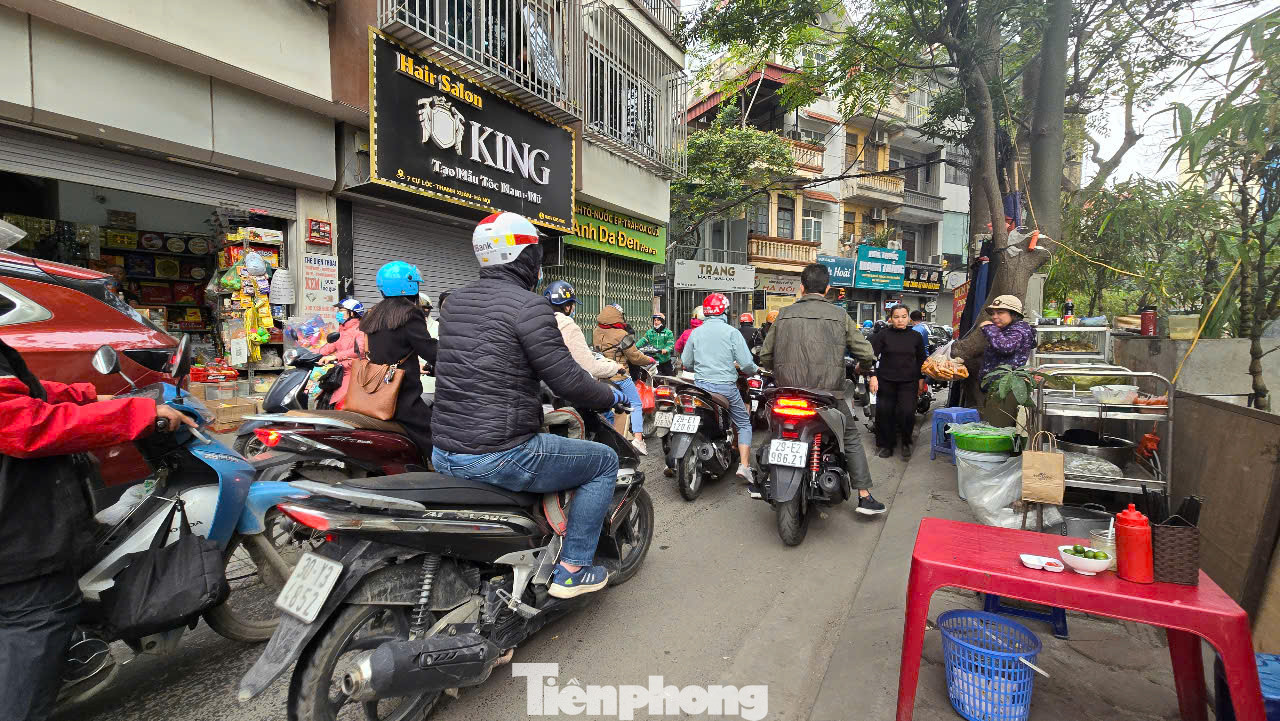 Vỉa hè phố Cự Lộc (phường Thượng Đình, quận Thanh Xuân) bị chiếm dụng để bán hàng ăn sáng, ăn trưa nên người đi bộ bị "đẩy" xuống lòng đường. Việc này vừa khiến người đi bộ có khả năng gặp rủi ro, vừa là một trong những nguyên nhân khiến khu vực này thường xuyên ùn tắc.