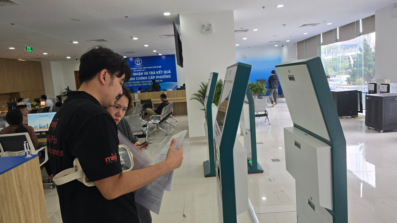 Công dân kiểm tra hồ sơ, giấy tờ trước khi thực hiện thủ tục hành chính tại Chi nhánh 01.