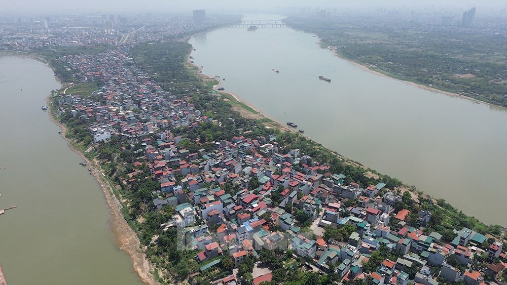 UBND TP. Hà Nội cũng giao Ban quản lý dự án đầu tư xây dựng công trình hạ tầng kỹ thuật và nông nghiệp thành phố cập nhật, bổ sung giải pháp xử lý sự sạt lở nêu trên trong dự án Xử lý đảm bảo ổn định khu vực cửa sông Đuống - Giai đoạn I đang triển khai.